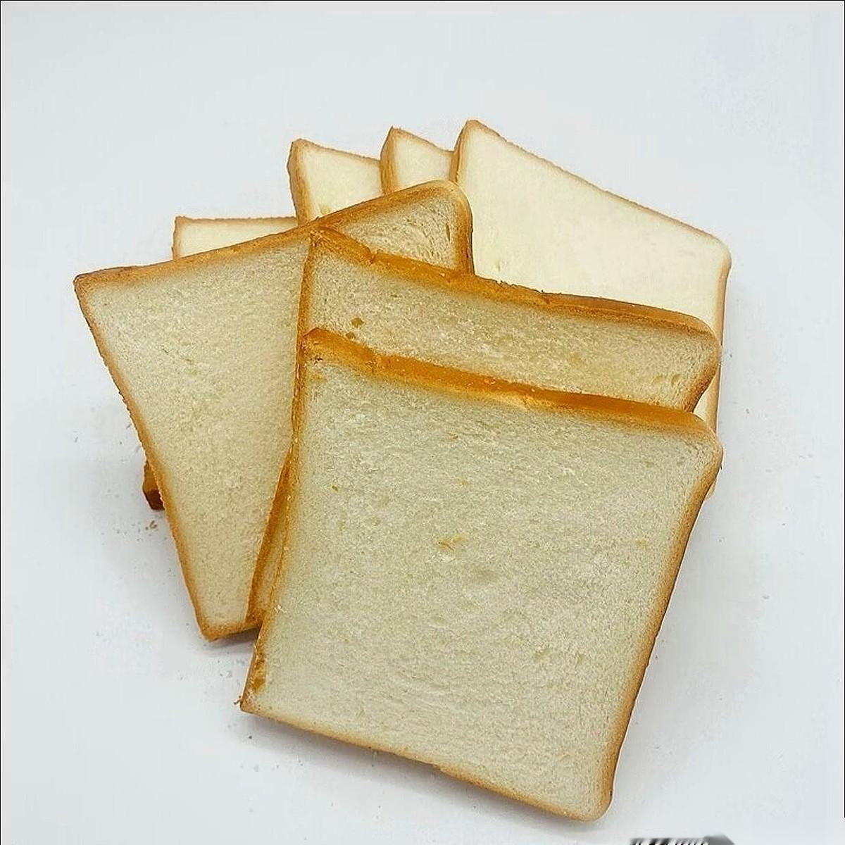 “哪怕早上起晚了让孩子干嚼白馒头，也别再给他塞那种又软又香的面包了。”邻居大姐盯
