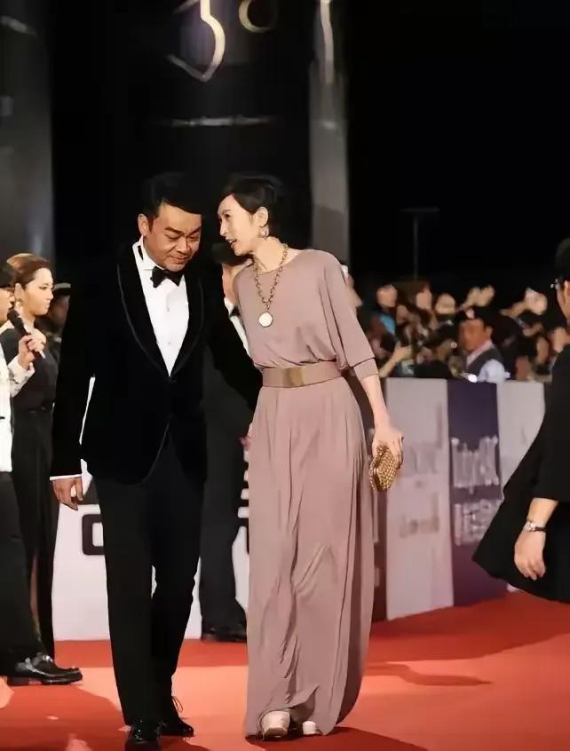刘青云真的娶了一个好妻子，工程硕士，貌美性格好。谈吐幽默，知书达理，家世背景好。