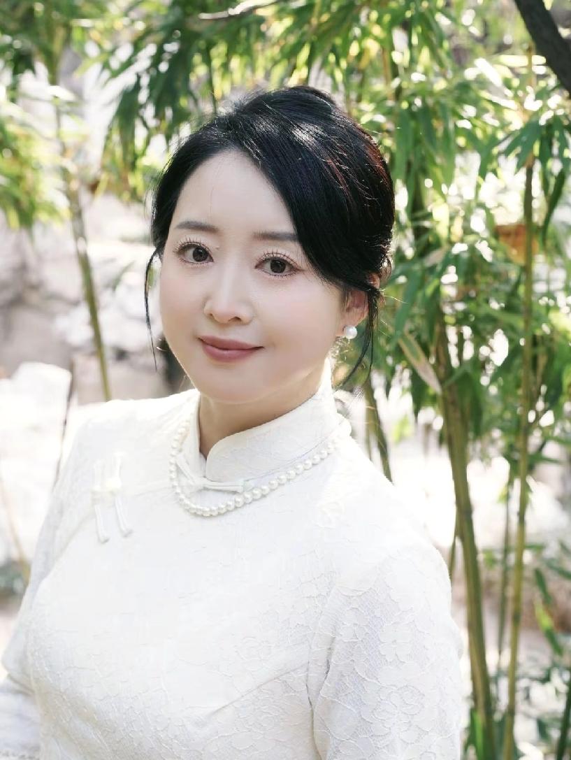 优雅旗袍，竹林中的东方美人
