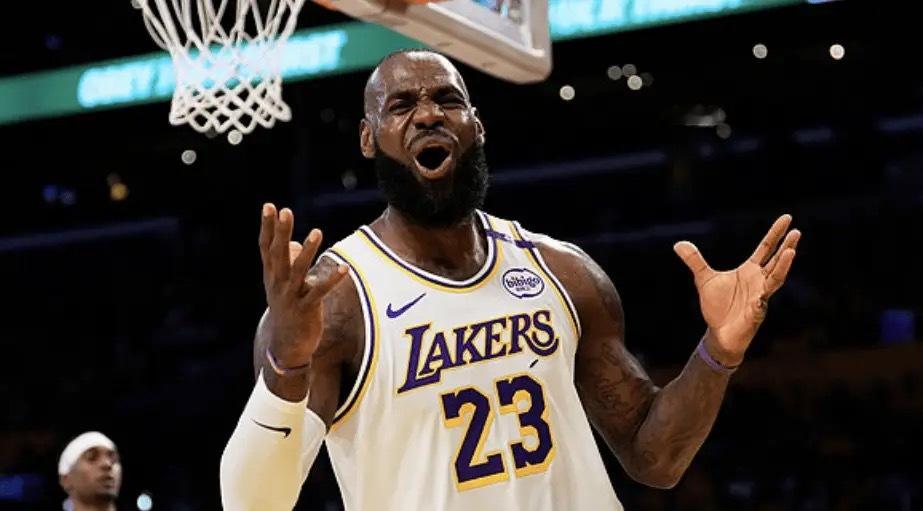 美记：最后暂停詹姆斯与裁判长时间交谈，表达对判罚的不满今天NBA季后赛湖人主场对