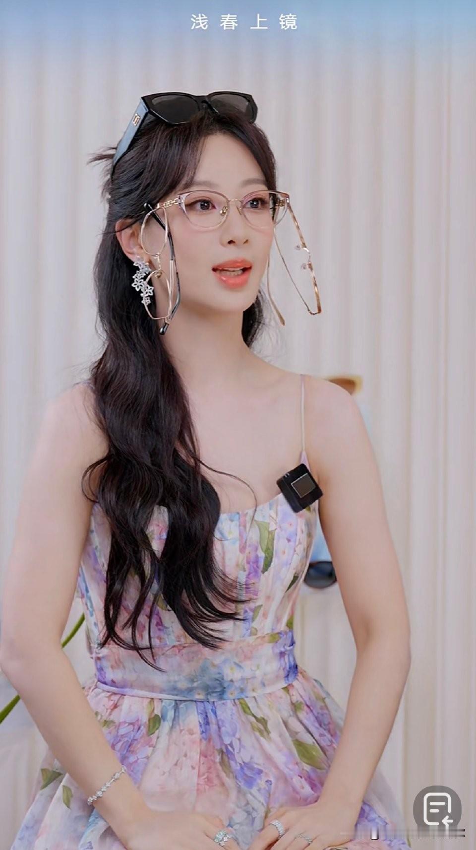 我妈刷到杨紫的照片，问我：这姑娘有对象没？我摇摇头说，人家忙着拍戏，根本没