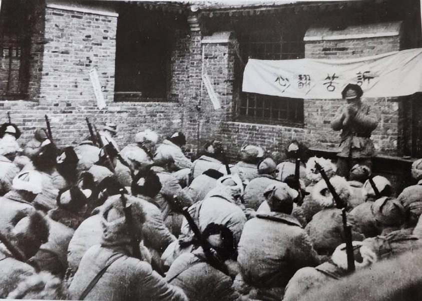 1949年，毛人凤下令处死朱君友。朱君友坦然赴死，却发现枪决他的2名特务，朝他频