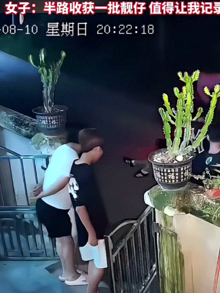 广东，一女子夜里独自一人骑电动车回家，途中骑行在没有路灯的道路上时，女子也有些害