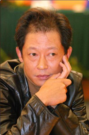 王志文说：“相处久了你会发现，跟老实人一起，除了表面老实愚钝、情商低，更让人痛苦