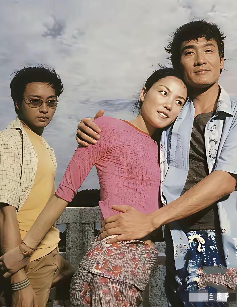 当年的张国荣、王菲（王靖雯）、梁家辉在一起。貌似有点错位，但却又是真实的他们，