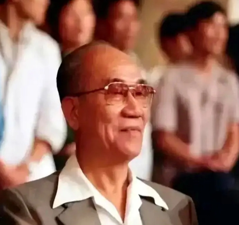 一次，郭德纲讽刺某演员：“北京有个著名的相声表演艺术家，他闺女是个演员，净跟导演