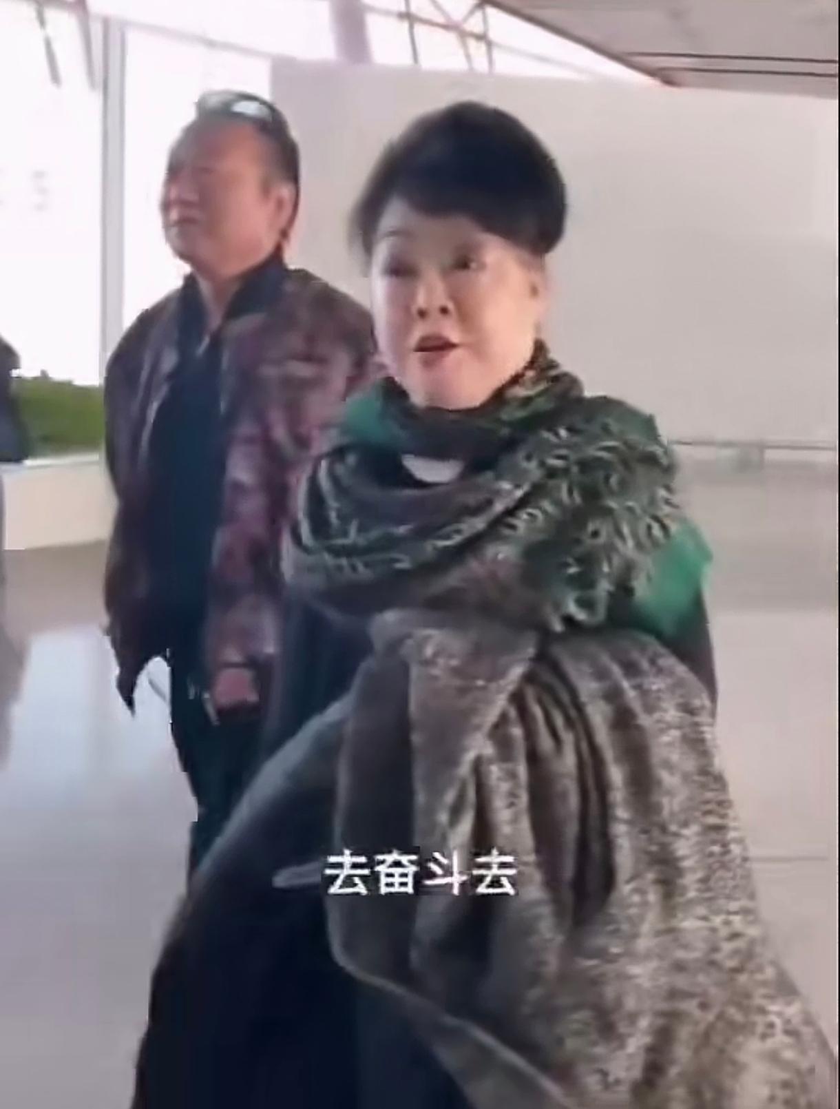 这次我赞成蒋大为夫妇。前段时间蒋大为夫妇刚从飞机上下来就被一群网友追着拍。很明显
