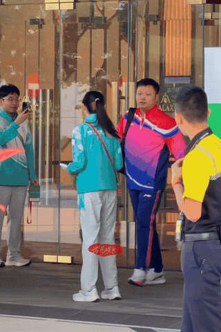 樊振东和教练拿着金牌坐大巴车回酒店了！樊振东这场球堪称碾压式的胜利，但是东哥也