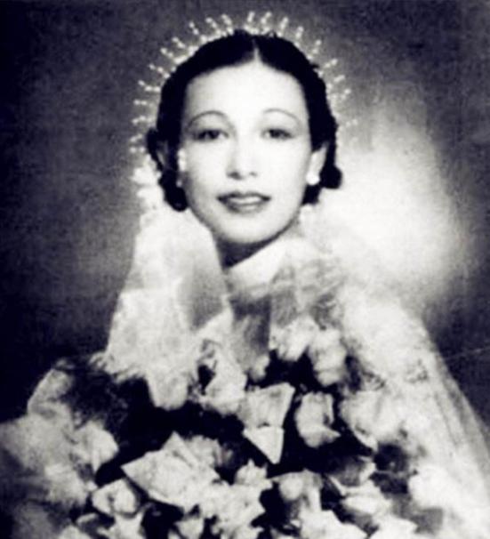1943年，郭婉莹难产住院，可她的丈夫却在闺蜜家里过夜。出院后，郭婉莹精心打扮了