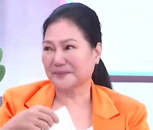 原来她已经火烧眉毛了，难怪s妈喊话大s给她指示，不惜拉大s和两个小孩出来，只