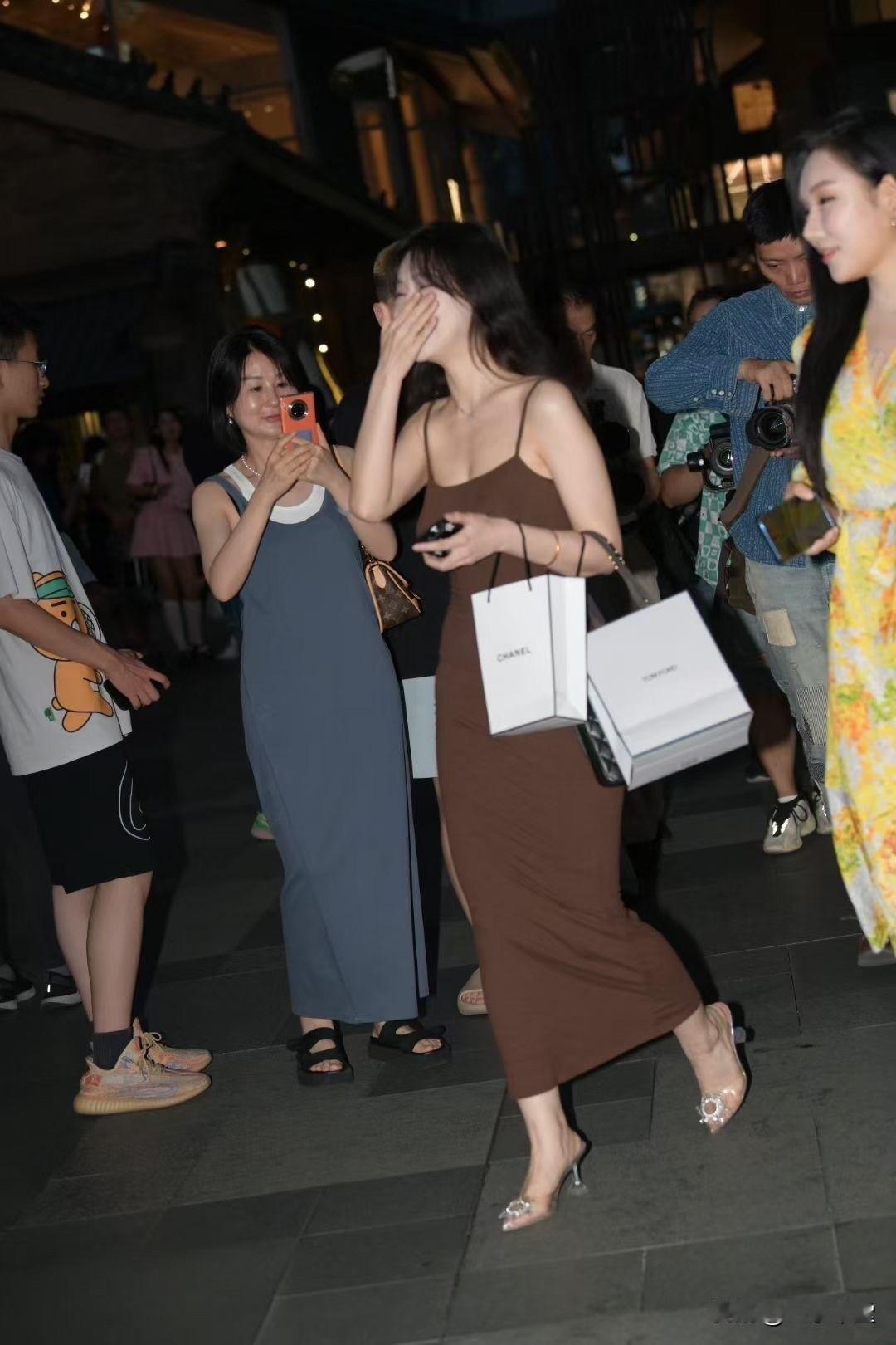 一对姐妹花走在大街上，绝对是一道靓丽的风景线，一个比一个好看，身材一个比一个好。