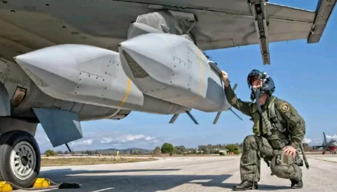 当地时间3日，英国《金融时报》披露，伦敦已于近期，向乌克兰秘密交付的新一批“风暴