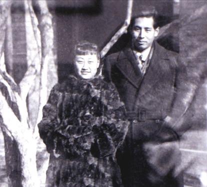 1938年，在天津租界一栋西式小楼里，住着一对奇怪的夫妻，男人叫吴厚如，白天修电