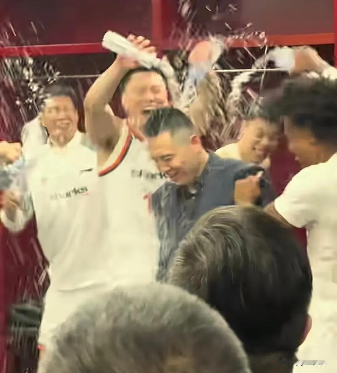 在提前四轮锁定常规赛冠军之后，上海队的更衣室彻底疯狂，所有队员都把手里的水洒到了