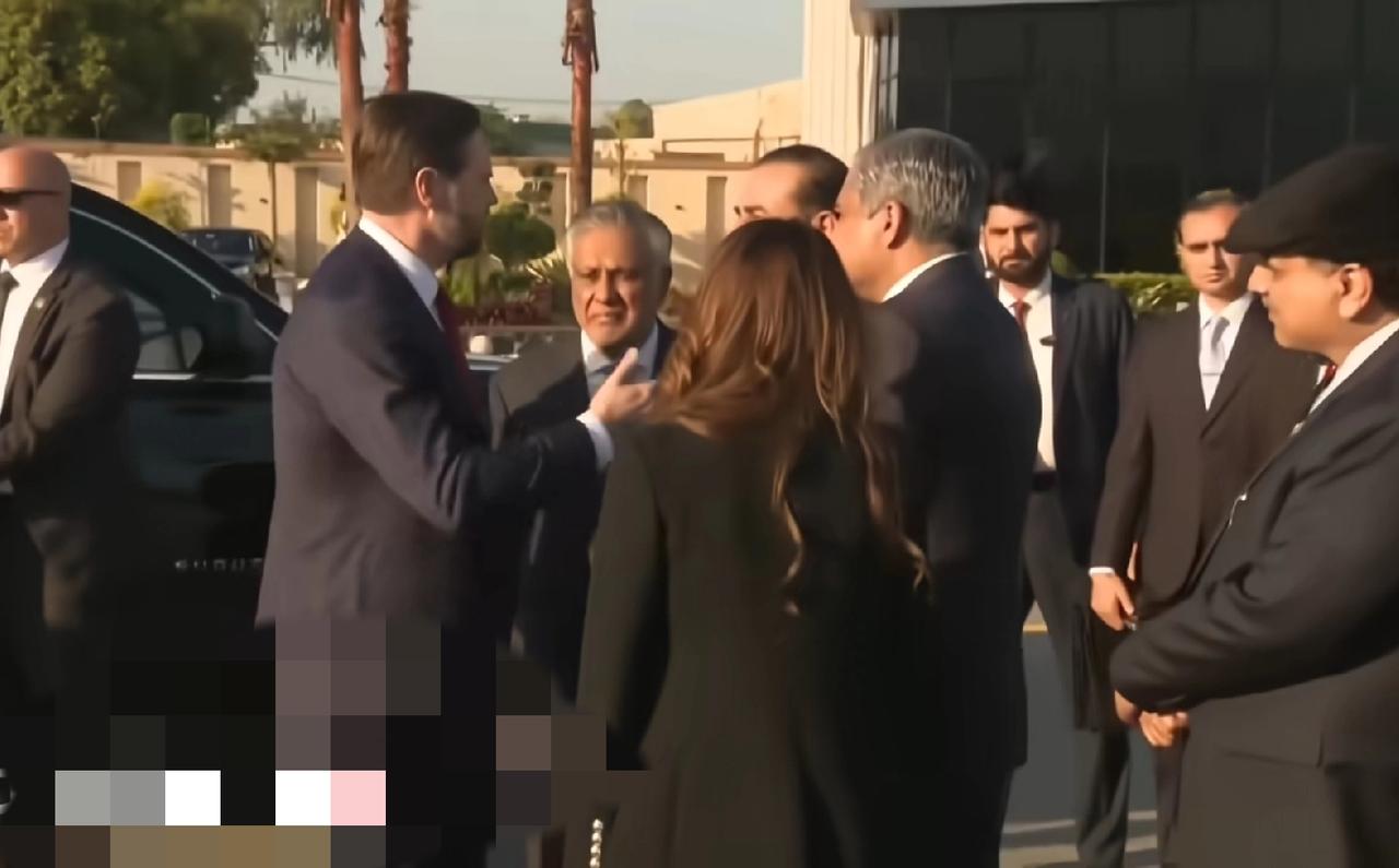 万斯离开巴基斯坦，巴方官员送行，巴副总理、外交部长也参加了，虽然没谈成，气氛还是