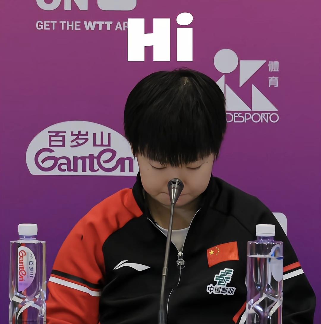 谁给莎莎拍的这张照片啊。哈哈，是不是故意的。话筒正好顶在小鼻子上，让莎莎看上