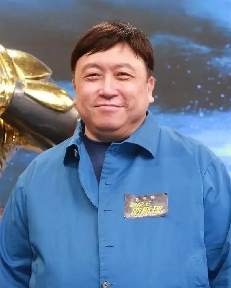 主持人问王晶:“学历对于演员重要吗？”王晶说:“我觉得学问对演员重要，学历倒不重