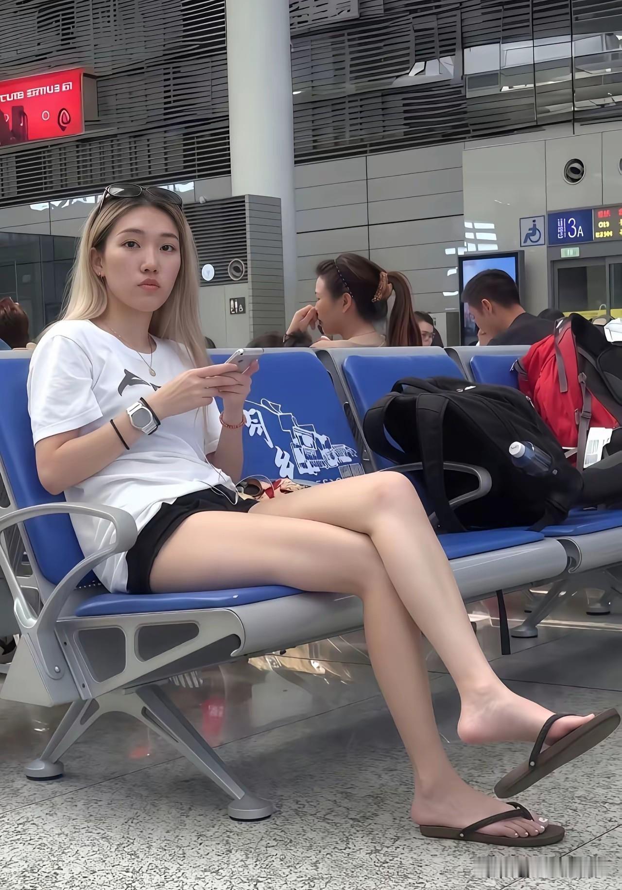 这么美的女孩，难怪过路的人都要多看几眼。