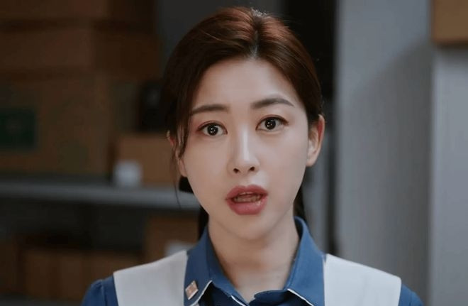 朱珠长着一张很有气场的脸，却演不了出彩的大女主。《蜜语纪》中的朱珠妆容精致、