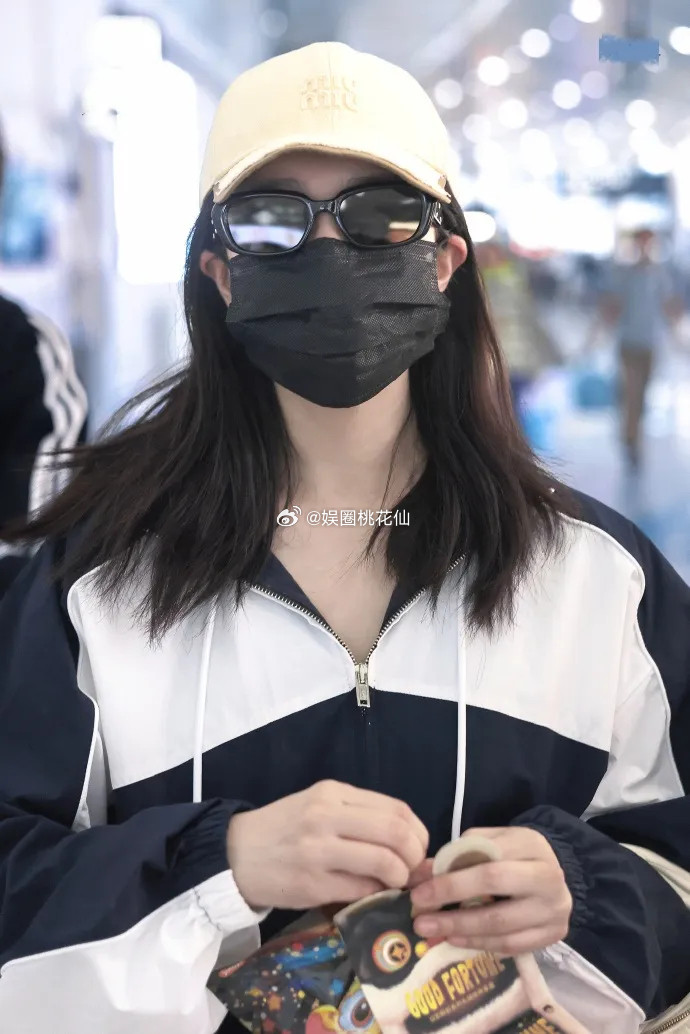 陈妍希现身机场，她这次走小清新路线，看起来像个漂亮的美少女。