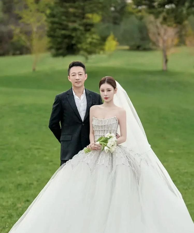马筱梅穿国外高定婚纱这事儿吧，说白了就是个人选择，非得上纲上线到“打脸国内设计师