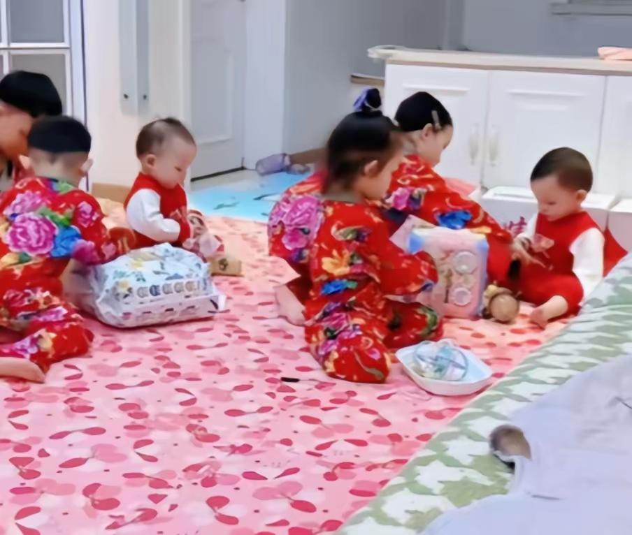 00后宝妈4年连生3对双胞胎！家里6娃睡不下，剪指甲剪到手软：干啥