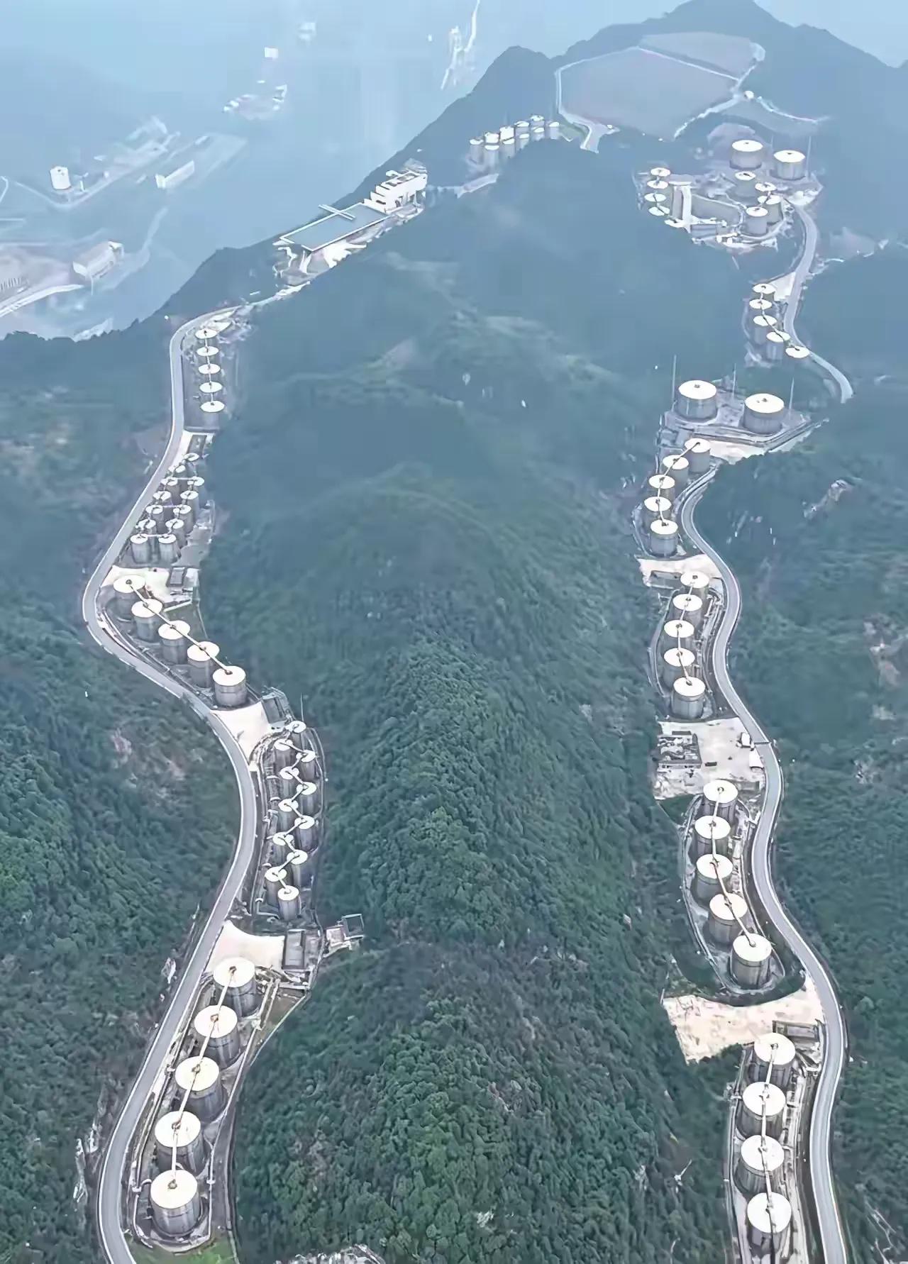 第一次见到还以为是一片人们居住的地方，仔细一看原来是些大钢桶，是蓄水还是装什么的