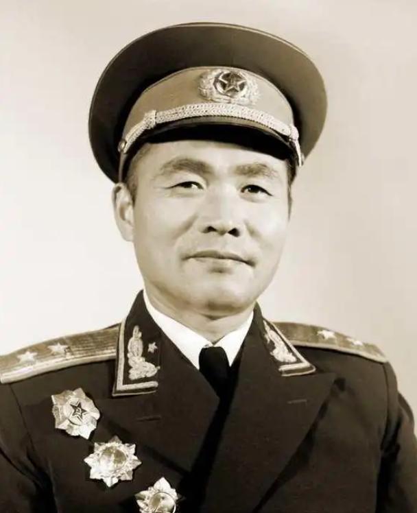 1949年，一位解放军军长回老家探望，亲妈就站在跟前，他硬是装作不认得，还哄着说