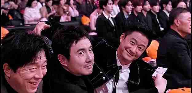 沈腾这波操作，是把“损友”俩字刻进DNA里了吧？发张合影，硬生生把邓超裁得