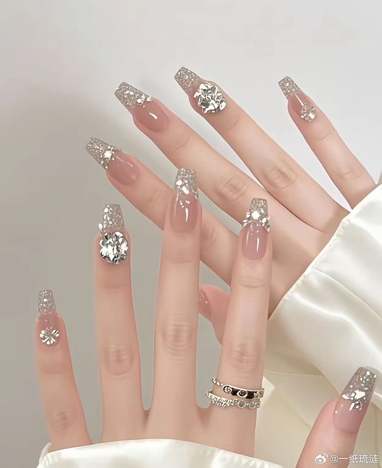 楼上一对小两口悄悄的离婚了，结婚还不到半年。离婚原因更是奇葩:因为小姑娘做指甲