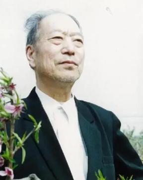 80年代，兰考的四个农民长途跋涉，去往新安监狱探监，在门口，监管人员问：“你们来