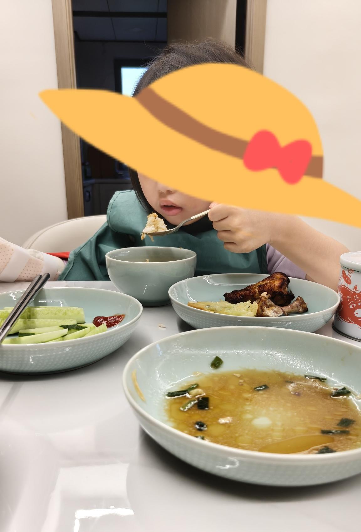 这两天，愧疚感一直萦绕在我心头。昨天，我带着孙女去游泳，刚给她换好泳衣，正收拾其