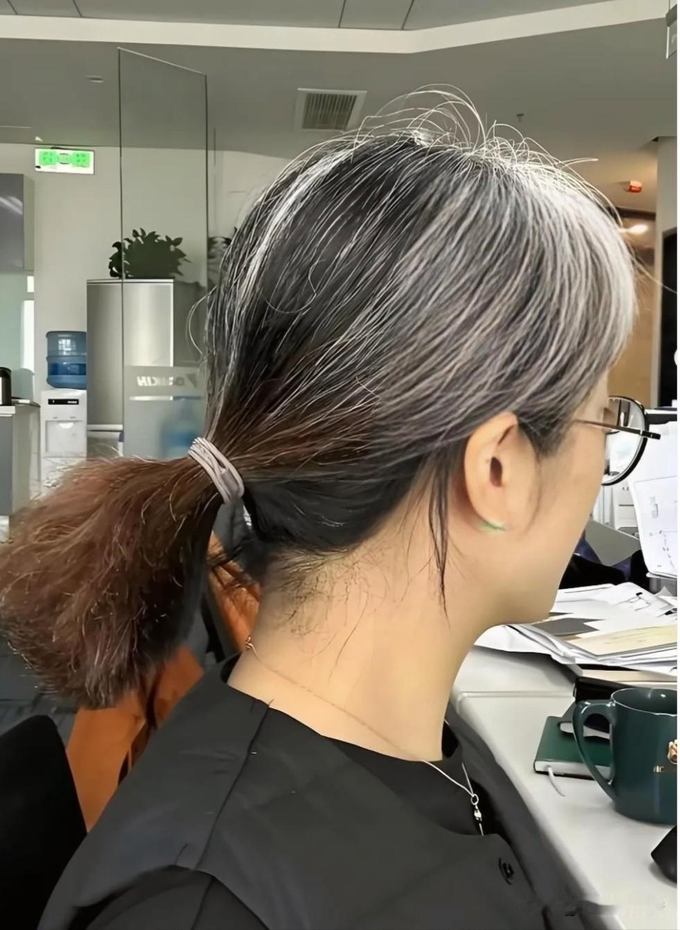 一个反常现象：不少女性三十出头，白发越来越多不知道大家有没有留意，身边出