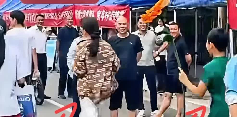 说实话，这是今年网上唯一一个穿旗袍不仅不让人讨厌，反而让人觉得可爱的！江苏徐州，