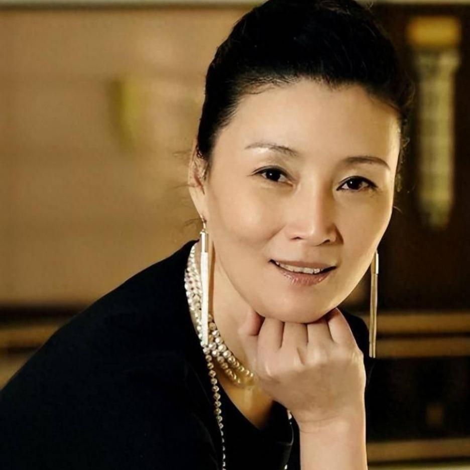 48年零绯闻！单亲妈妈朱茵泪目祝福女儿：终于等到这一天！朱茵演活了《四喜》里