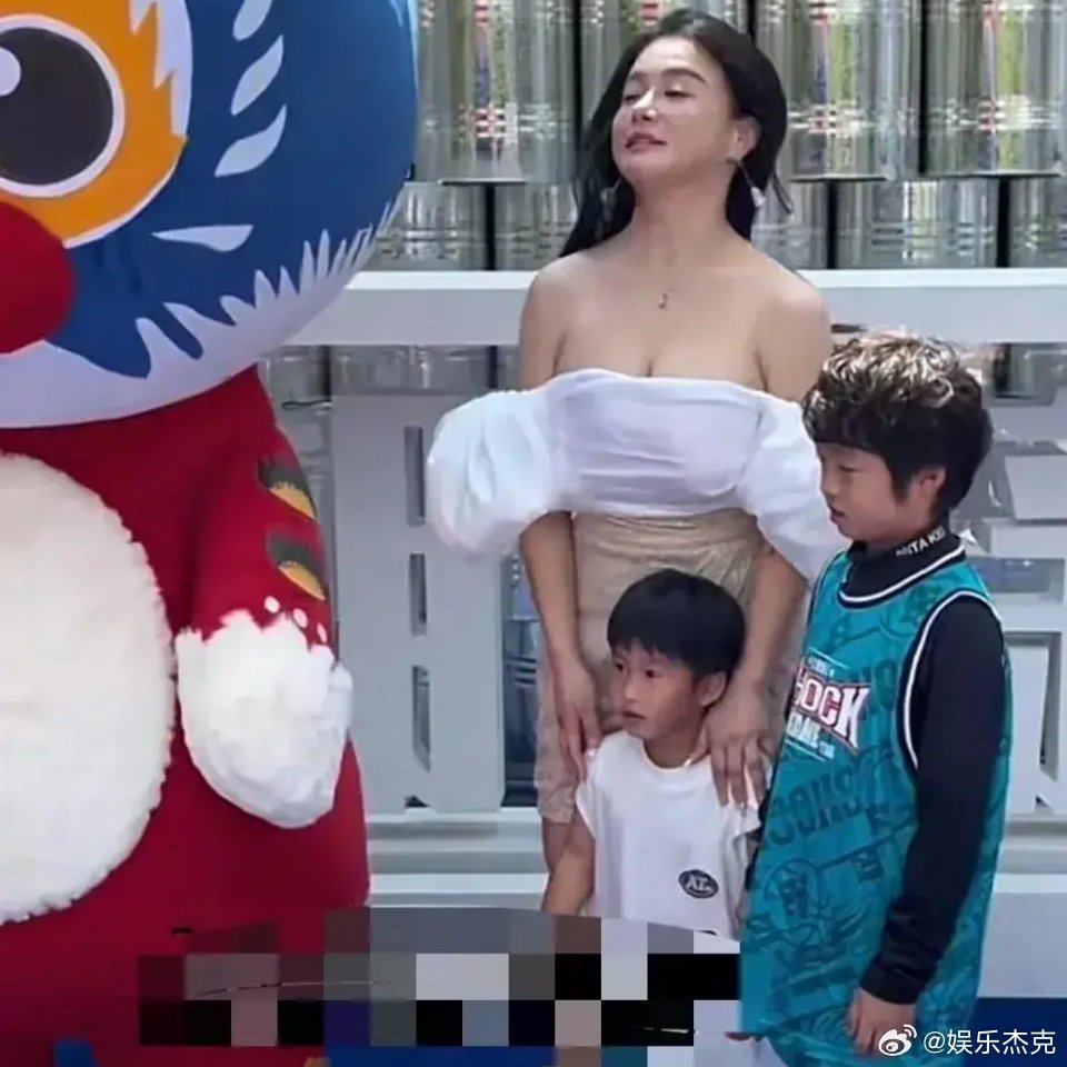 冉莹颖带三个孩子参加亲子活动的照片被网友审判了……如果你们是家长会穿成这样去学校
