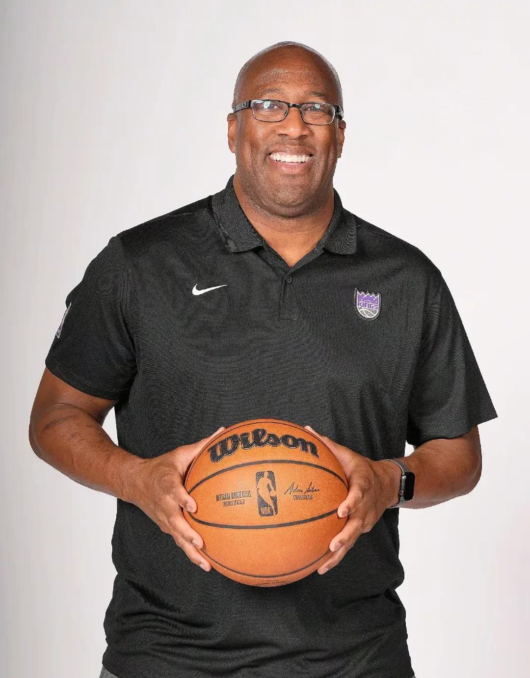 这波简直是“捡漏王”！迈克-布朗跑去尼克斯拿4年4000万美元合同，因为NBA