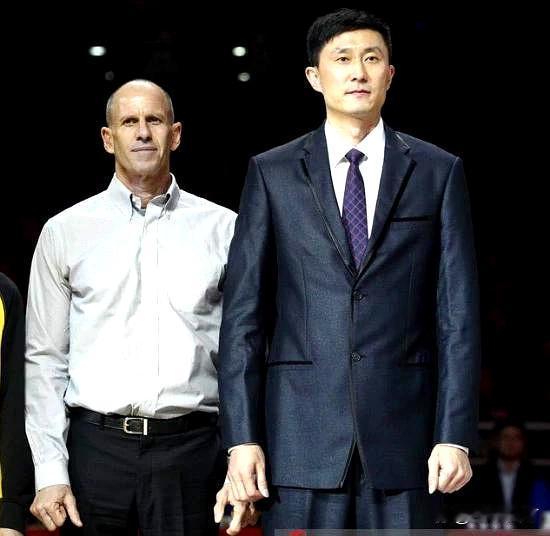 外教入驻！曾任深圳、新疆队主帅的戈尔，预计将加入山东男篮教练组担任助教。戈尔