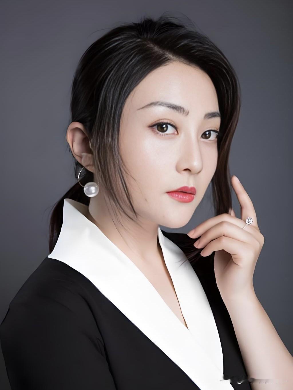 她站在光里，连发丝都在跳舞。不刻意，不讨好，只是轻轻一笑，便让整座城市失了焦。水