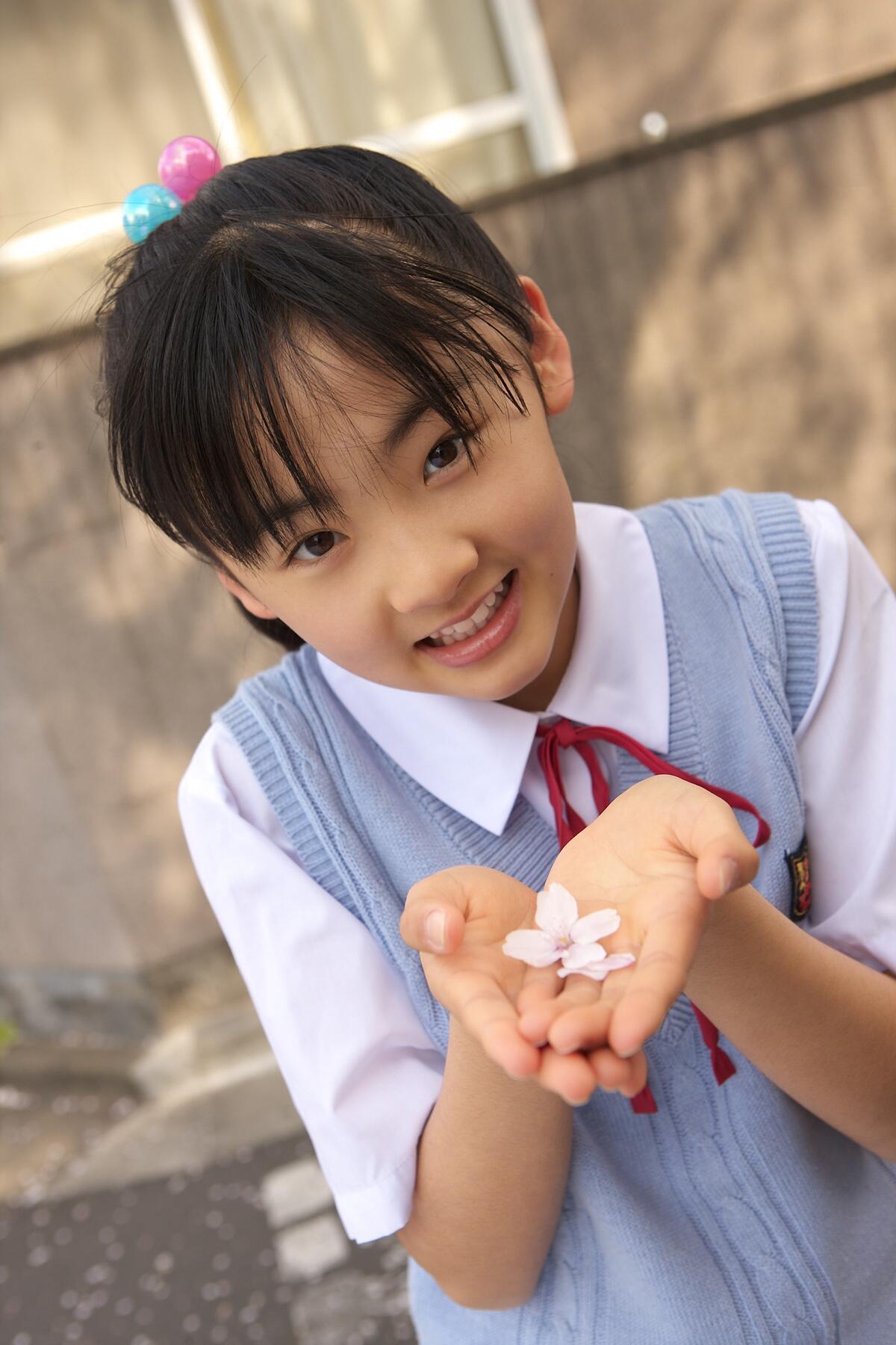 花落谁家手，笑语满心间。