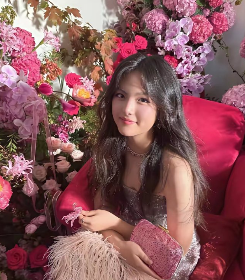 李湘又晒女儿了，王诗龄穿着限量版鞋子裙子置身花海之中美如公主​​​