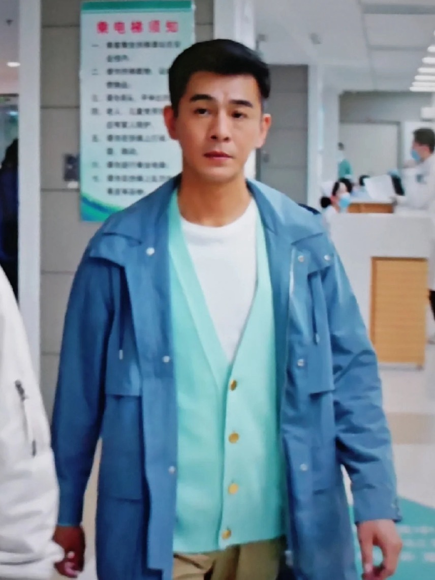 这套衣服还能再丑点吗。老乔都撑不住