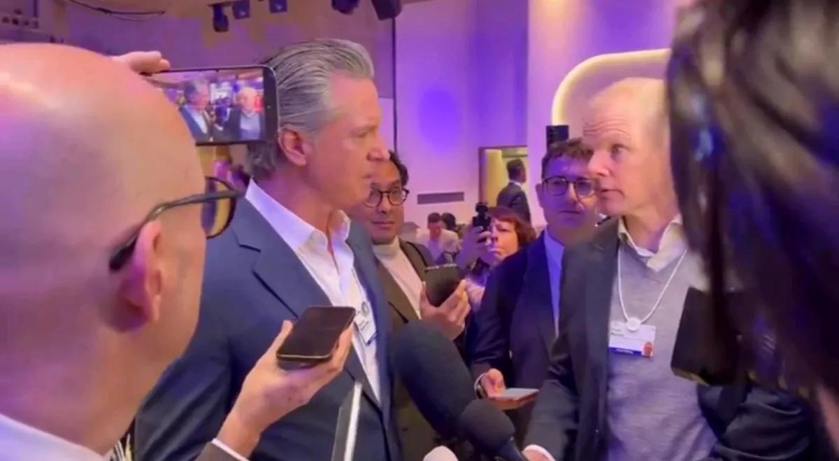 《费加罗报》报道，当地时间19日，美国民主党籍加州州长加文纽森，在出席达沃斯论坛