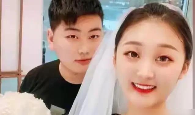 大衣哥儿子又上热搜了，这回不是离婚，是彻底不装了。朱小伟现在每天就三件事：带娃、