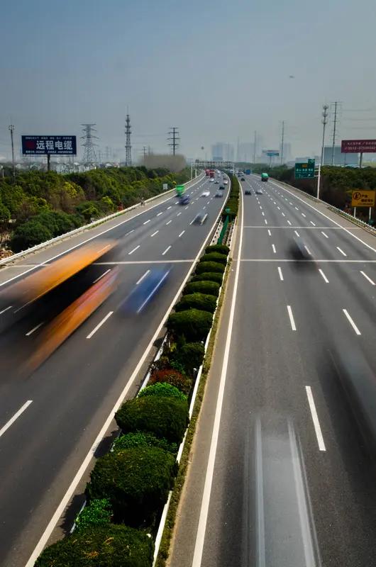 高速上一般跑多少时速，这事儿学问可大了。我平常高速基本跑100公里左右。为啥呢？