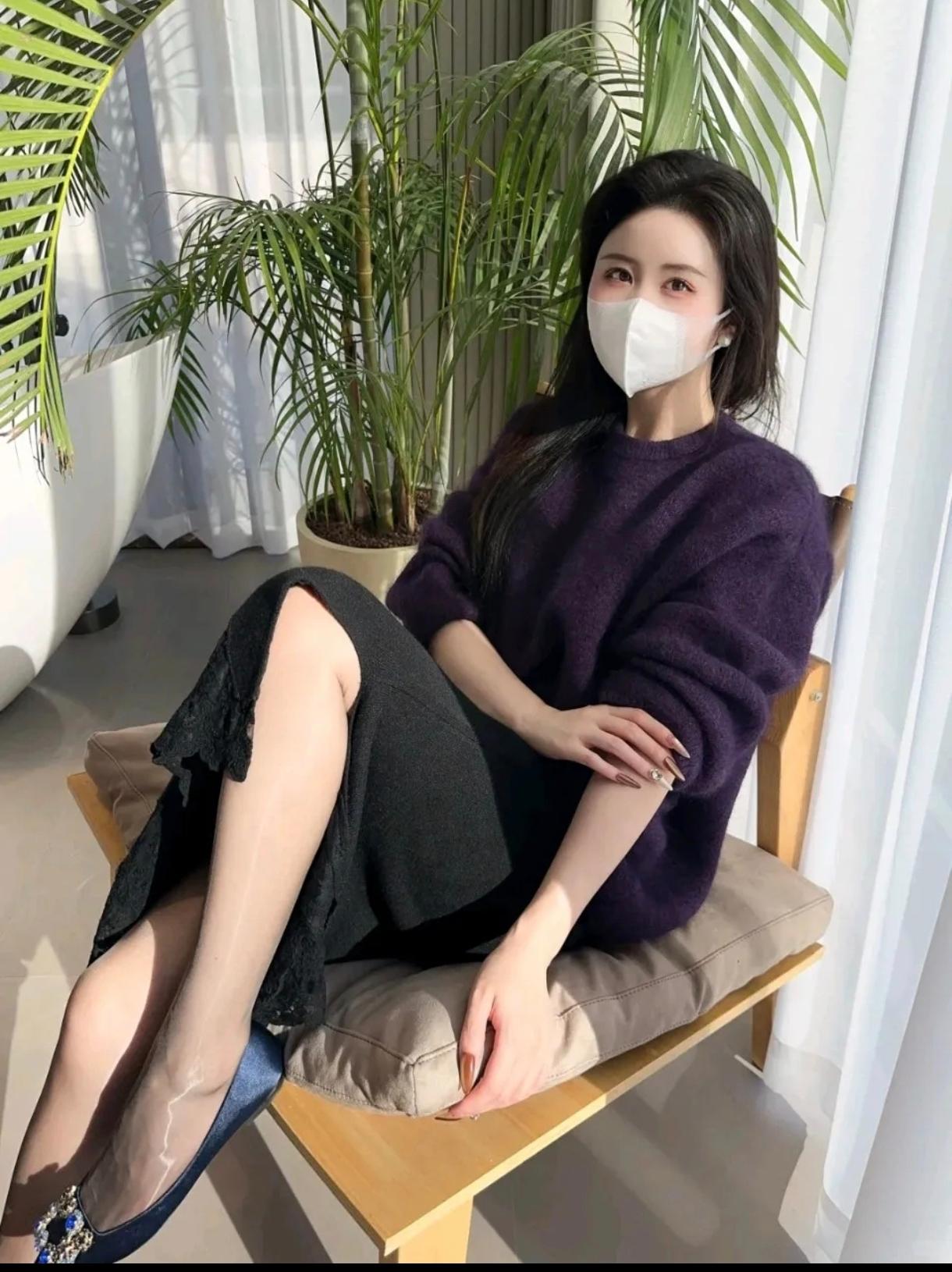 这组穿搭把“温柔慵懒”拿捏得刚刚好！深紫毛衣+黑裙的松弛感，全靠蕾丝开衩裙和丝袜
