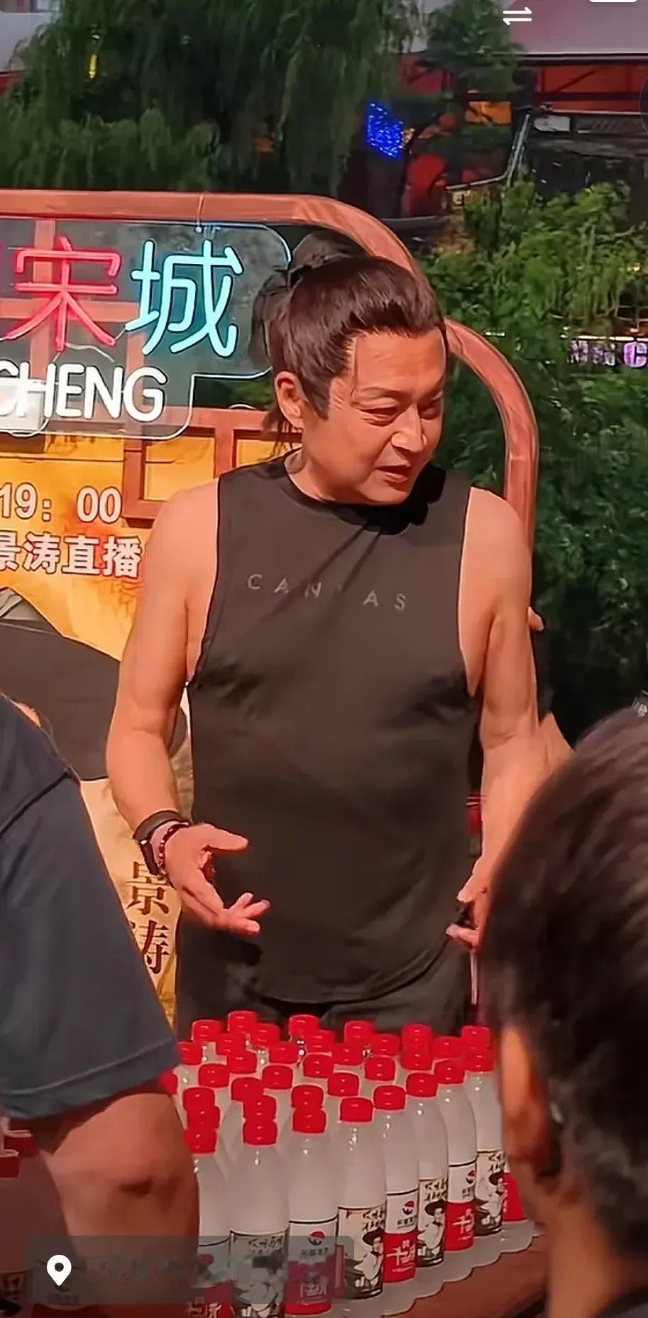 娱乐圈对高龄艺人没有退休机制，63岁马景涛仍需高强度工作，且户外演出无降温、医疗