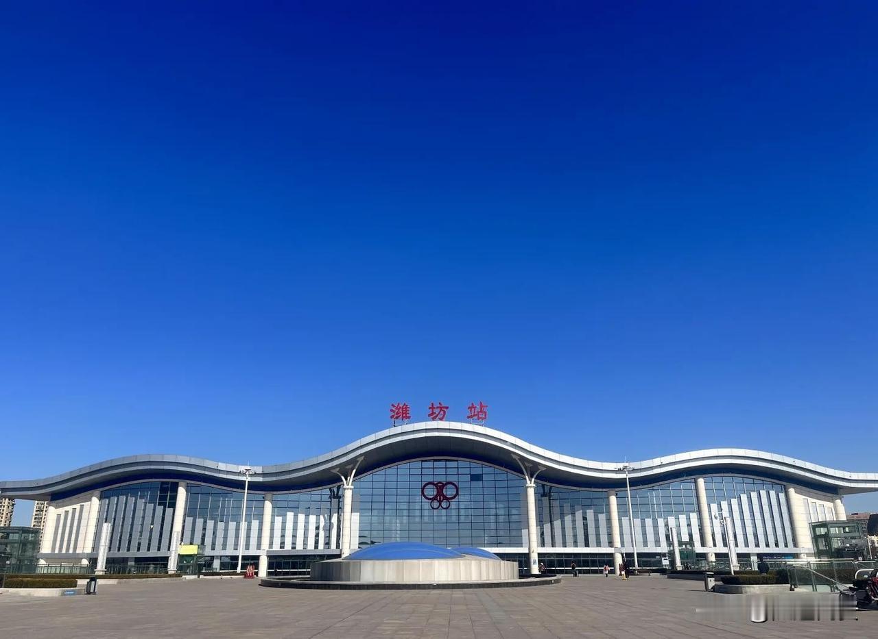 潍坊现在已有八座高铁站，下属县市中诸城、安丘、临朐、寿光暂时未开通高铁。八座高铁