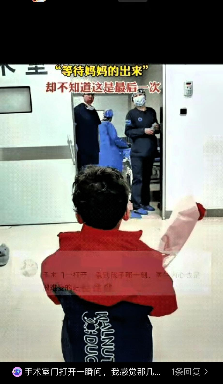 泪目！眼泪忍不住的流！这应该是全网最痛苦最凄美的等待了，太扎心了！小男孩手捧