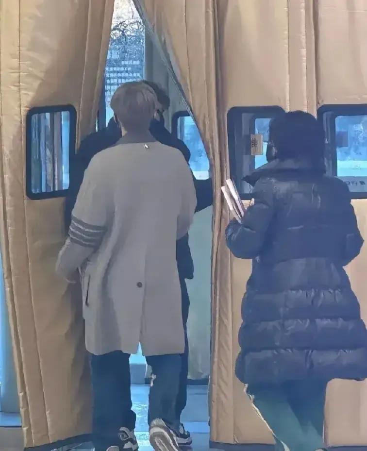 王楚钦去年元旦前陪老妈逛红星美凯龙，盯上一张意式极简沙发，坐那儿试了半天。半年